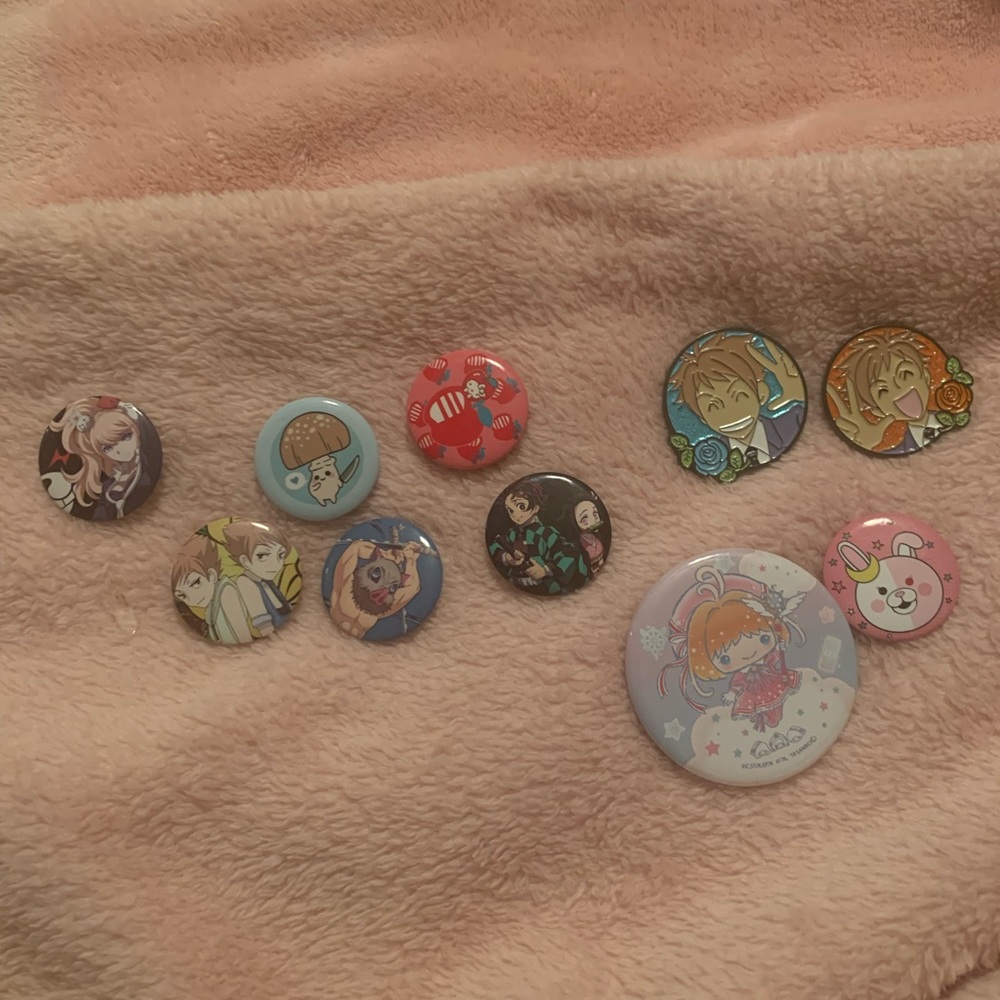 Anime pins lot of 9 + large one